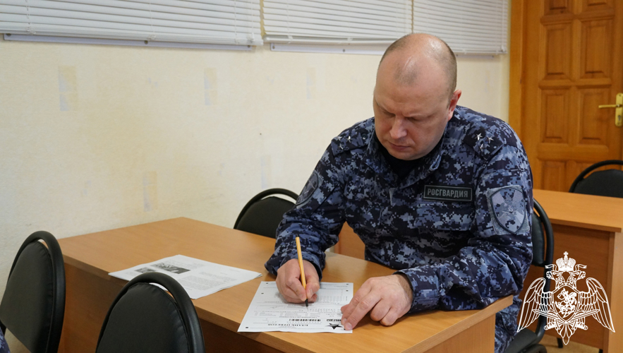 Кировские росгвардейцы приняли участие в «Диктанте Победы»