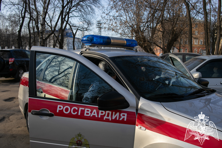 В Кирове росгвардейцы задержали подозреваемого в открытом хищении копчёностей