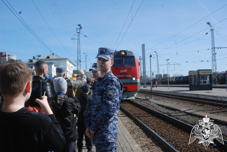 Росгвардейцы приняли участие в охране общественного порядка во время пребывания поезда "Сила в правде" в Кирове