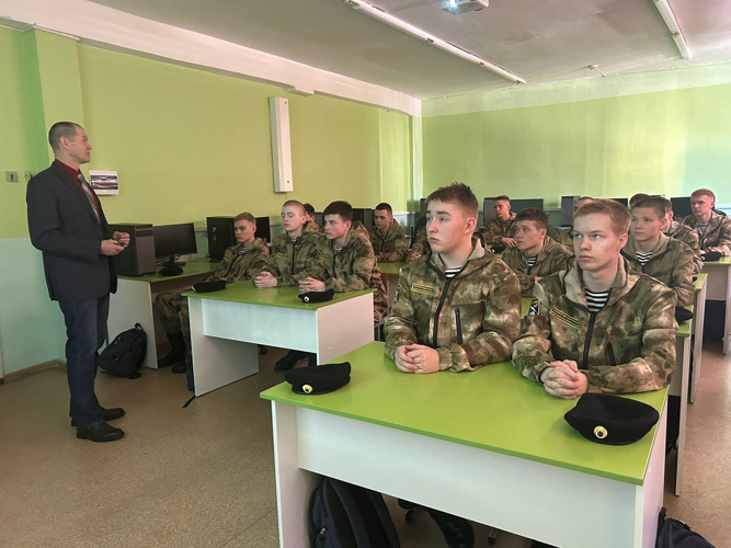 В Кирове ветераны Росгвардии провели для подшефных интерактивный урок мужества с использованием портретов героев СВО