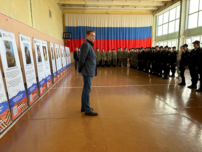 В Кирове ветераны Росгвардии провели для подшефных интерактивный урок мужества с использованием портретов героев СВО