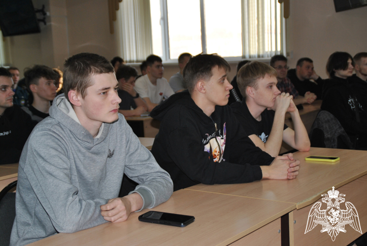 В Кирове офицеры Росгвардии проводят профориентационные мероприятия