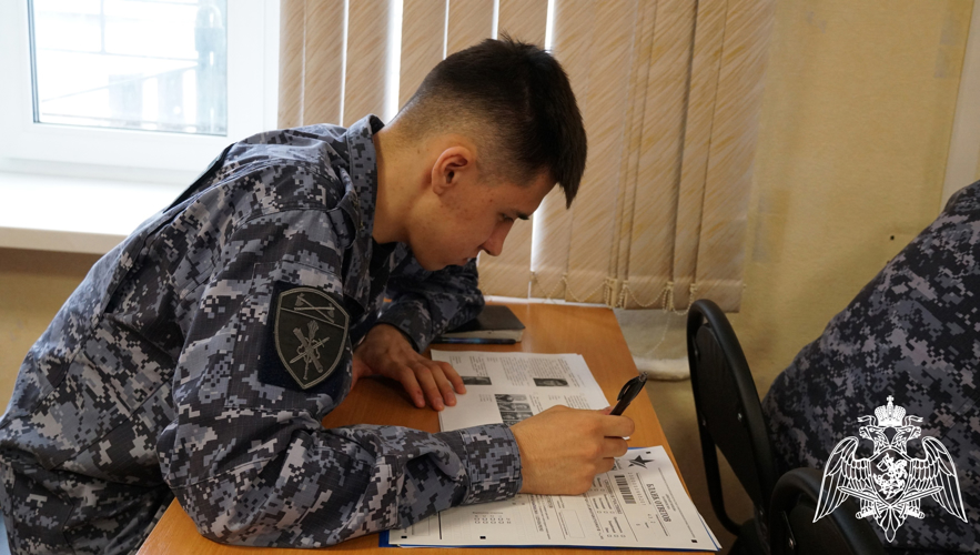Кировские росгвардейцы приняли участие в «Диктанте Победы»