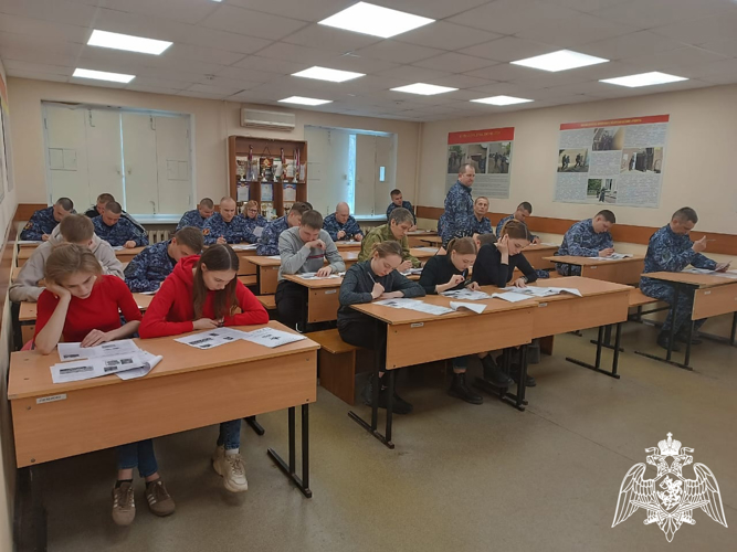 Кировские росгвардейцы приняли участие в «Диктанте Победы»