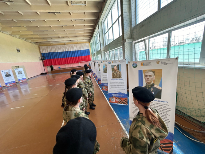 В Кирове ветераны Росгвардии провели для подшефных интерактивный урок мужества с использованием портретов героев СВО