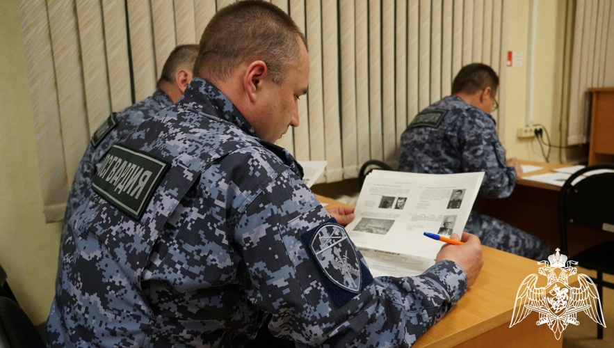 Кировские росгвардейцы приняли участие в «Диктанте Победы»