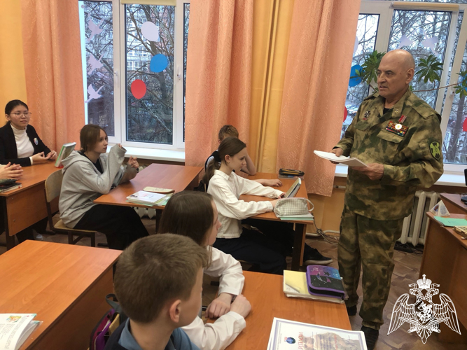 В преддверии Дня Победы кировские ветераны Росгвардии организовали для школьников конкурс "Память сильнее времени"