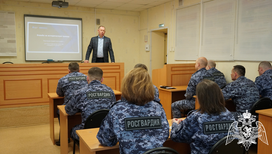 Представитель общества "Знание" развенчал мифы о Великой Отечественной войне во время выступления перед кировскими росгвардейцами