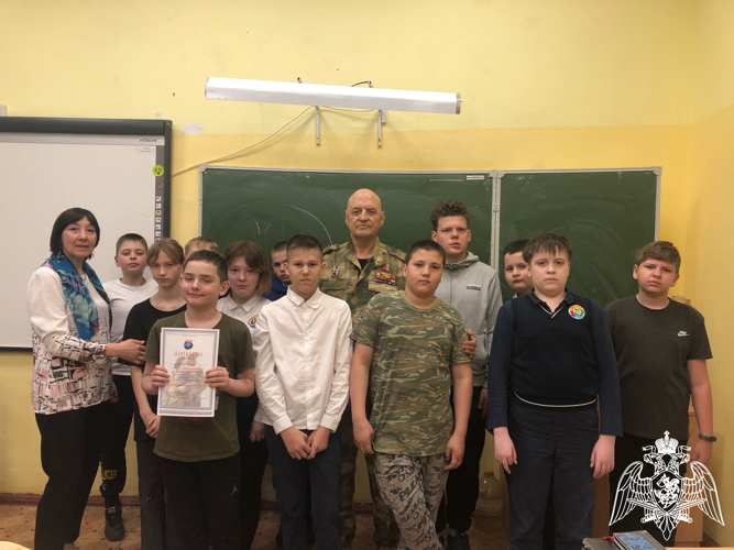 В преддверии Дня Победы кировские ветераны Росгвардии организовали для школьников конкурс "Память сильнее времени"
