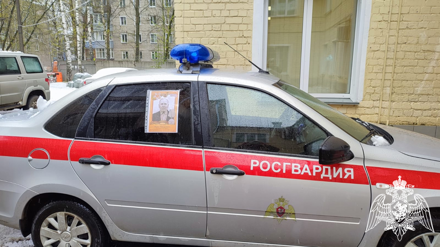 В Кирове росгвардейцы присоединились к всероссийской патриотической акции "Окна Победы"