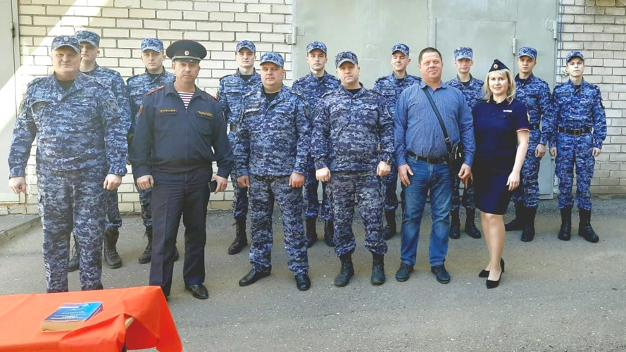 Молодые сотрудники вневедомственной охраны Росгвардии приняли Присягу