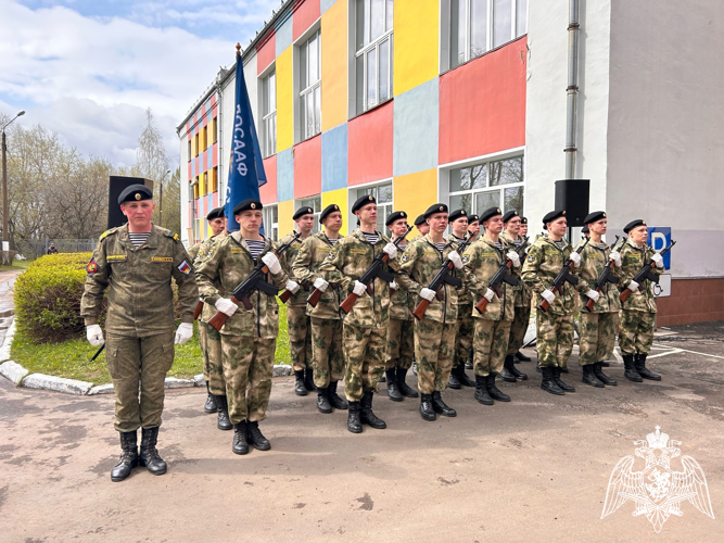 В Кирове подшефные росгвардейцев приняли участие в акции "Парад у дома ветерана"