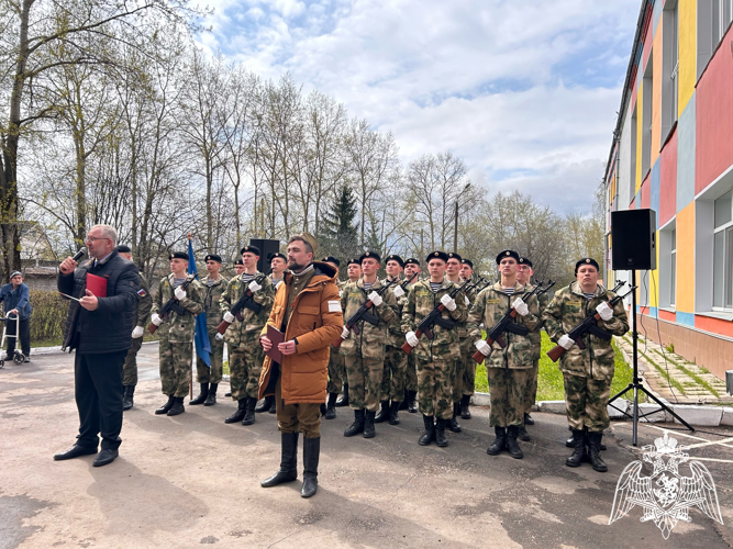 В Кирове подшефные росгвардейцев приняли участие в акции "Парад у дома ветерана"