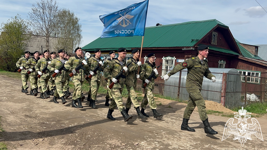 В Кирове подшефные росгвардейцев приняли участие в акции "Парад у дома ветерана"