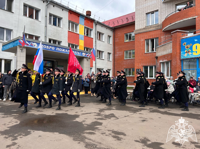 В Кирове подшефные росгвардейцев приняли участие в акции "Парад у дома ветерана"