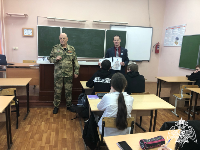 В преддверии Дня Победы кировские ветераны Росгвардии организовали для школьников конкурс "Память сильнее времени"