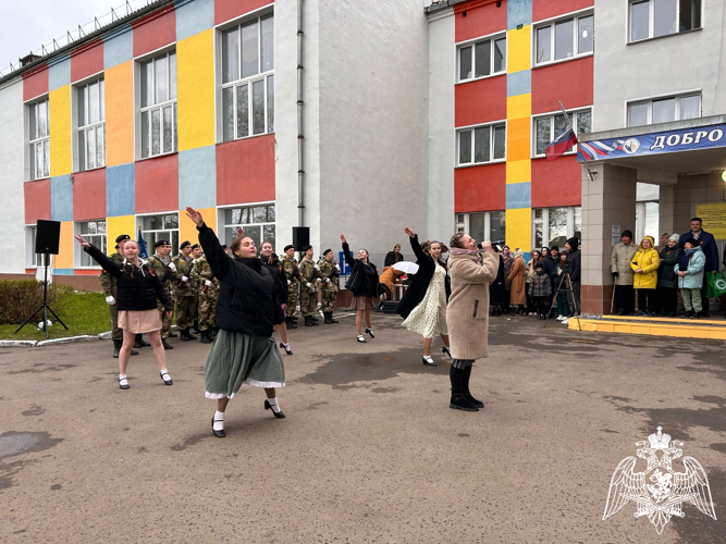 В Кирове подшефные росгвардейцев приняли участие в акции "Парад у дома ветерана"