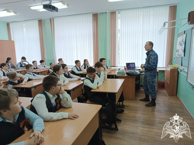 Офицер Росгвардии провел урок мужества для кировских школьников
