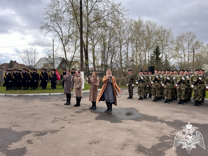 В Кирове подшефные росгвардейцев приняли участие в акции "Парад у дома ветерана"