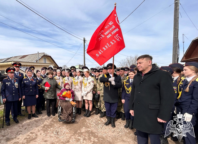 В Кирове подшефные росгвардейцев приняли участие в акции "Парад у дома ветерана"