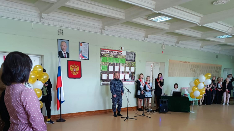 Сотрудники вневедомственной охраны навестили подшефных школьников в день проведения «Последних звонков»