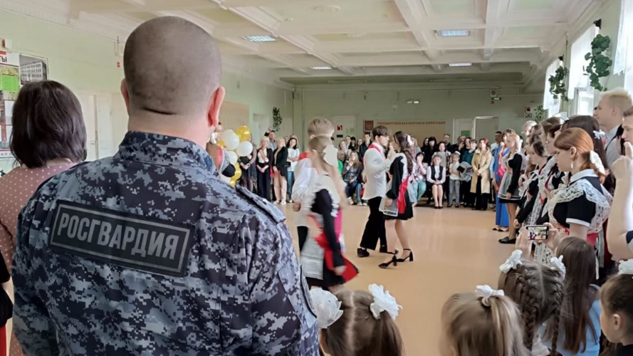 Сотрудники вневедомственной охраны навестили подшефных школьников в день проведения «Последних звонков»