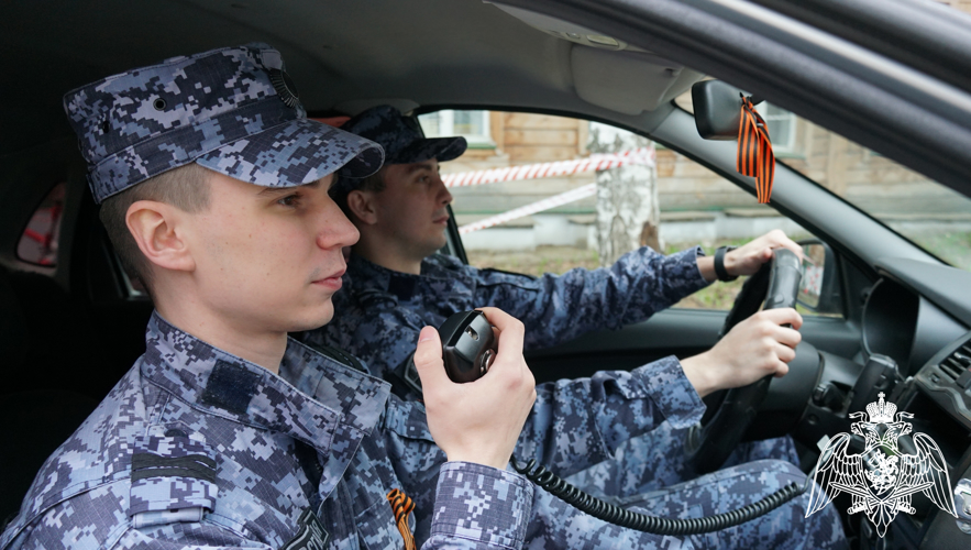 В Кирове росгвардейцы помогли пенсионеру, которому стало плохо на улице