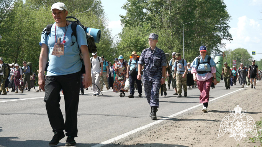 В Кировской области росгвардейцы обеспечивают безопасность участников Великорецкого крестного хода