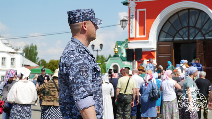 В Кировской области росгвардейцы обеспечивают безопасность участников Великорецкого крестного хода