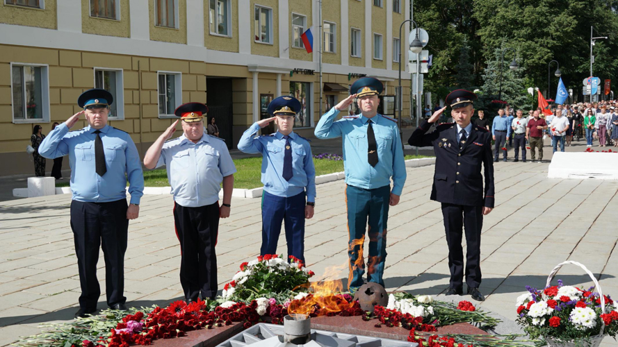 В Кирове росгвардейцы возложили цветы к Вечному огню в День памяти и скорби