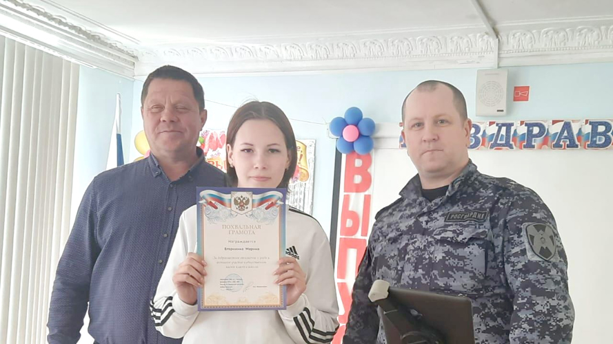 В Кирове сотрудники вневедомственной охраны поздравили подшефных с Днем защиты детей и успешным окончанием учебного года 