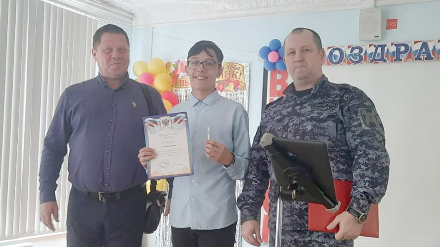 В Кирове сотрудники вневедомственной охраны поздравили подшефных с Днем защиты детей и успешным окончанием учебного года 