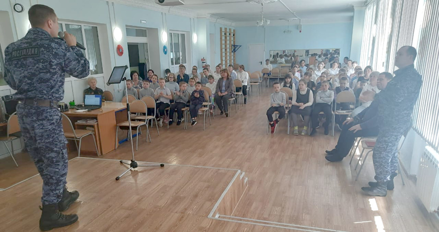 В Кирове сотрудники вневедомственной охраны поздравили подшефных с Днем защиты детей и успешным окончанием учебного года 