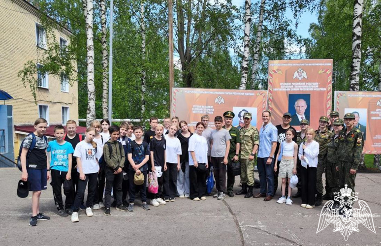 В Кирове в воинской части ведомства в рамках акции «Каникулы с Росгвардией» прошел День открытых дверей 
