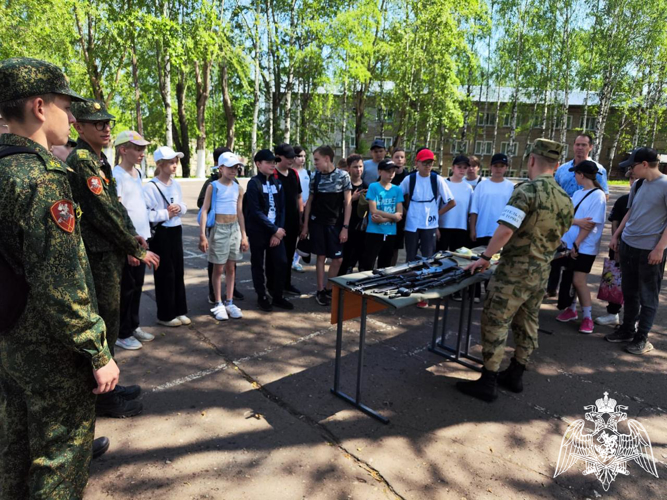 В Кирове в воинской части ведомства в рамках акции «Каникулы с Росгвардией» прошел День открытых дверей 
