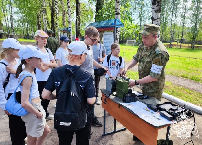 В Кирове в воинской части ведомства в рамках акции «Каникулы с Росгвардией» прошел День открытых дверей 