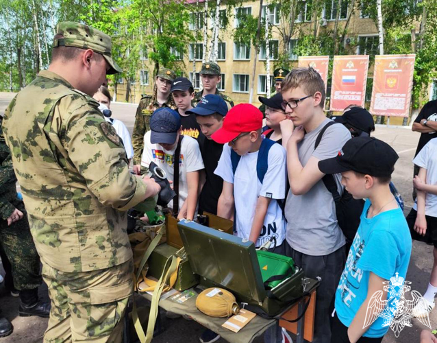 В Кирове в воинской части ведомства в рамках акции «Каникулы с Росгвардией» прошел День открытых дверей 