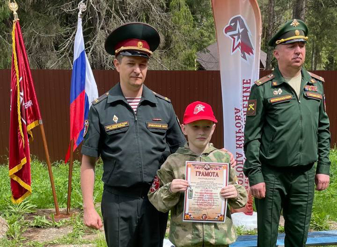 Представитель командования Кировского соединения Росгвардии наградил участников "Юнармейского лета-2024"