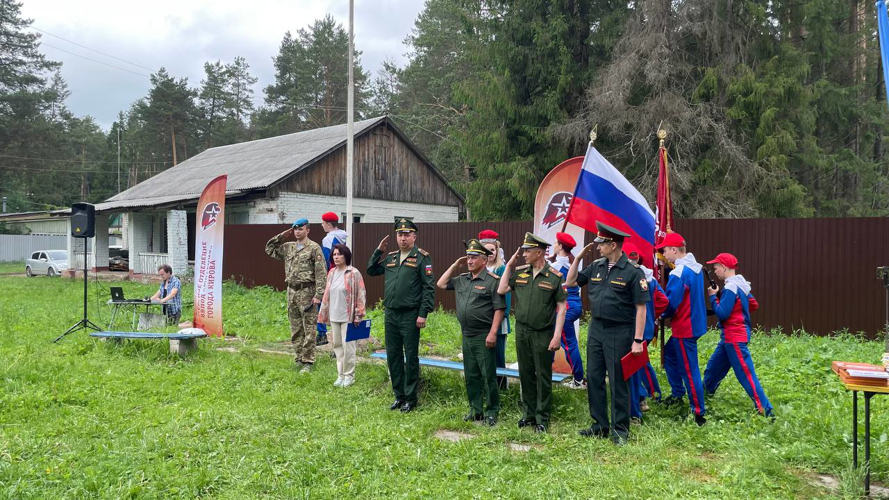 Представитель командования Кировского соединения Росгвардии наградил участников "Юнармейского лета-2024"