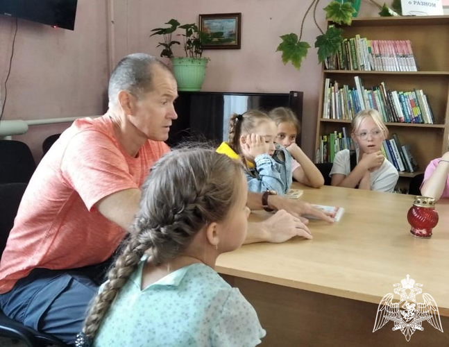 В Кирове ветеран Росгвардии рассказал школьникам о Дне памяти и скорби 