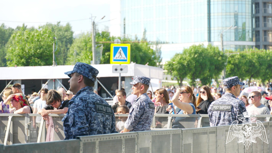 Сотрудники и военнослужащие Росгвардии обеспечили общественный порядок в день 650-летия города Кирова