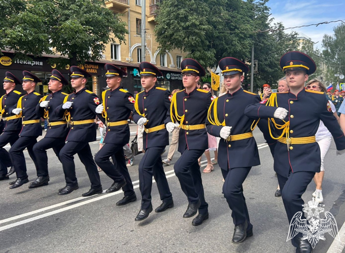 В Кирове подшефные росгвардейцев приняли участие в торжественном шествии, посвященном Дню города 