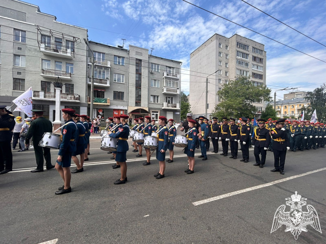 В Кирове подшефные росгвардейцев приняли участие в торжественном шествии, посвященном Дню города 