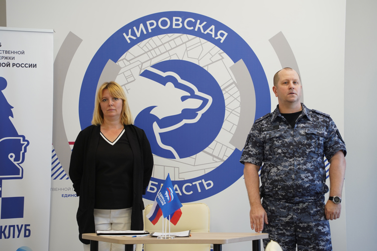В Кирове сотрудники Росгвардии провели дружеский матч с командой детского шахматного клуба "Будущее России" 