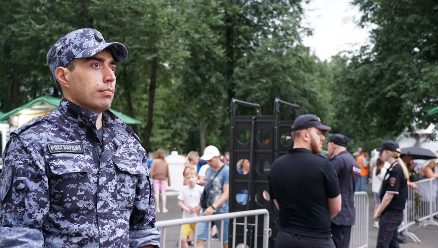 В Кирове росгвардейцы обеспечили общественный порядок во время празднования Дня семьи, любви и верности