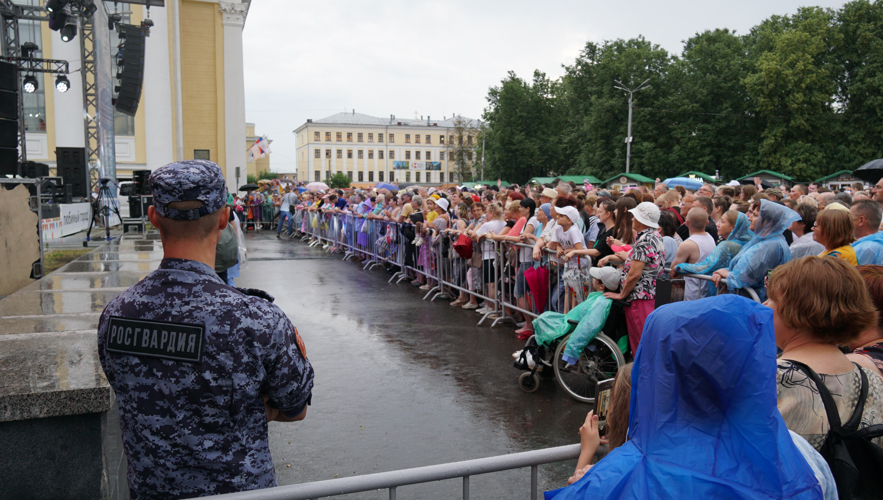 В Кирове росгвардейцы обеспечили общественный порядок во время празднования Дня семьи, любви и верности