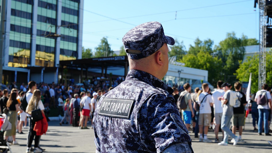 В Кирове росгвардейцы обеспечили охрану общественного порядка во время праздничных мероприятий, посвященных Дню молодежи