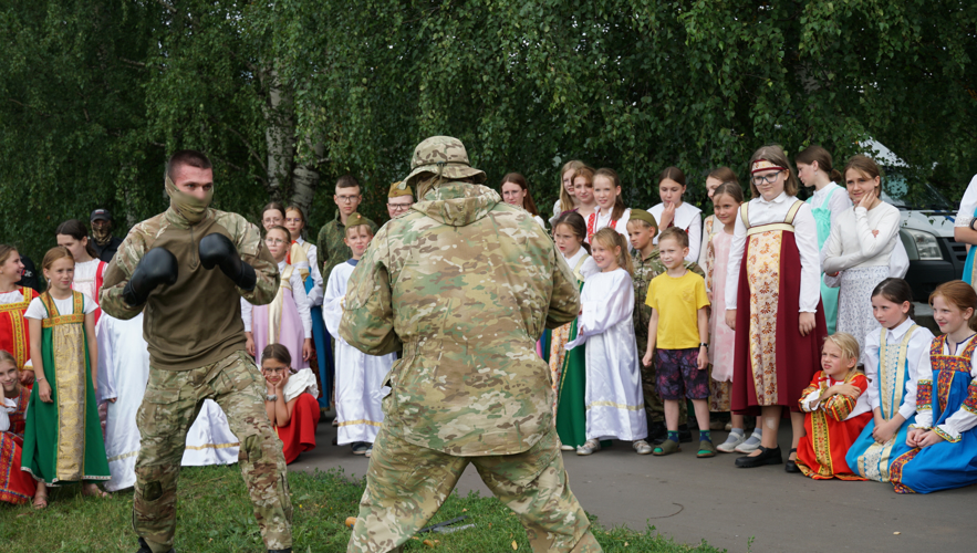 В Кирове воспитанники православной смены «Благовестник» вручили росгвардейцам рисунки для участников СВО