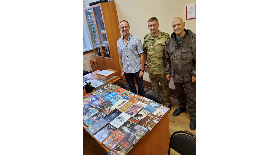 В Кирове ветераны Росгвардии передали ведомственному госпиталю книги для военнослужащих, находящихся на лечении 