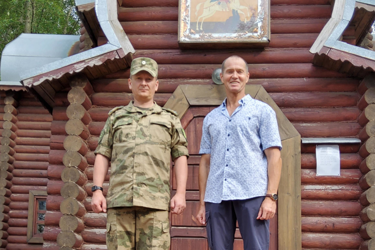 В Кирове ветераны Росгвардии передали ведомственному госпиталю книги для военнослужащих, находящихся на лечении 